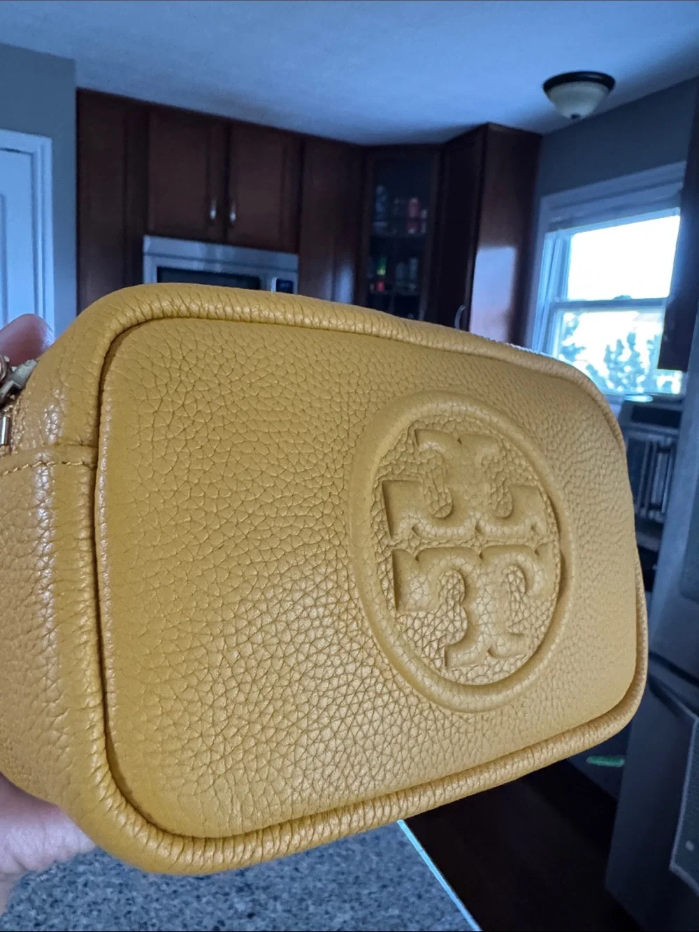 💛Tory Burch 🌻Pebbled Leather Logo Camera Bag - Yellow